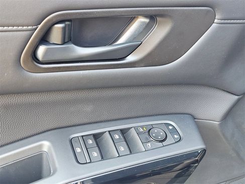 New 2025 Nissan Pathfinder SV image 32