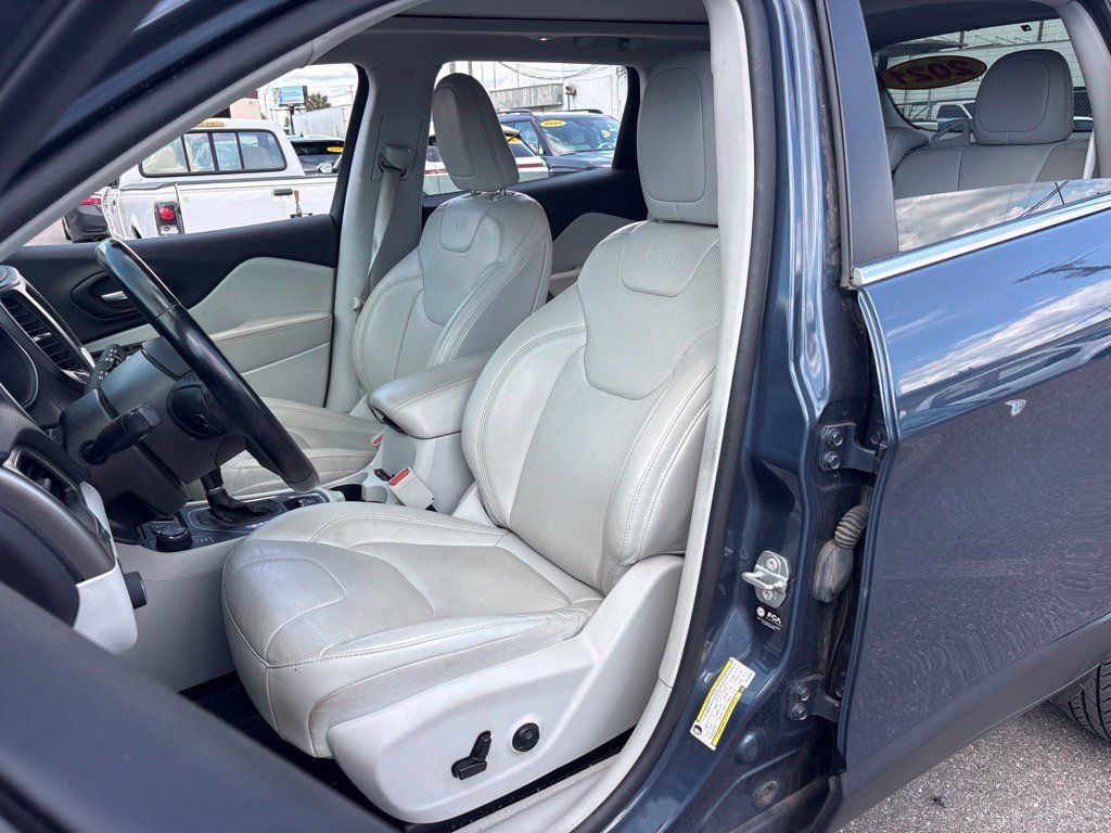 Used 2021 Jeep Cherokee Latitude Lux w/ Sun & Sound Group AWD/4WD image 9