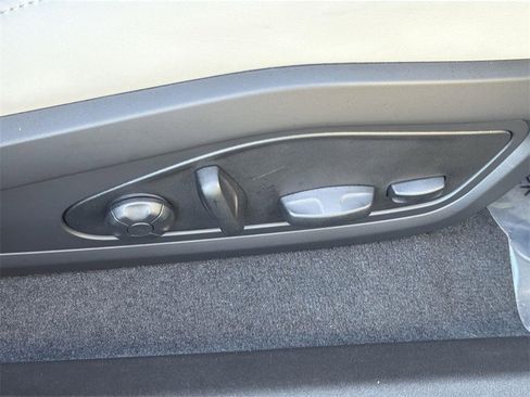 Used 2022 Porsche Taycan 4S image 33