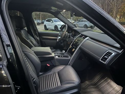 Used 2025 Land Rover Discovery Dynamic SE image 11