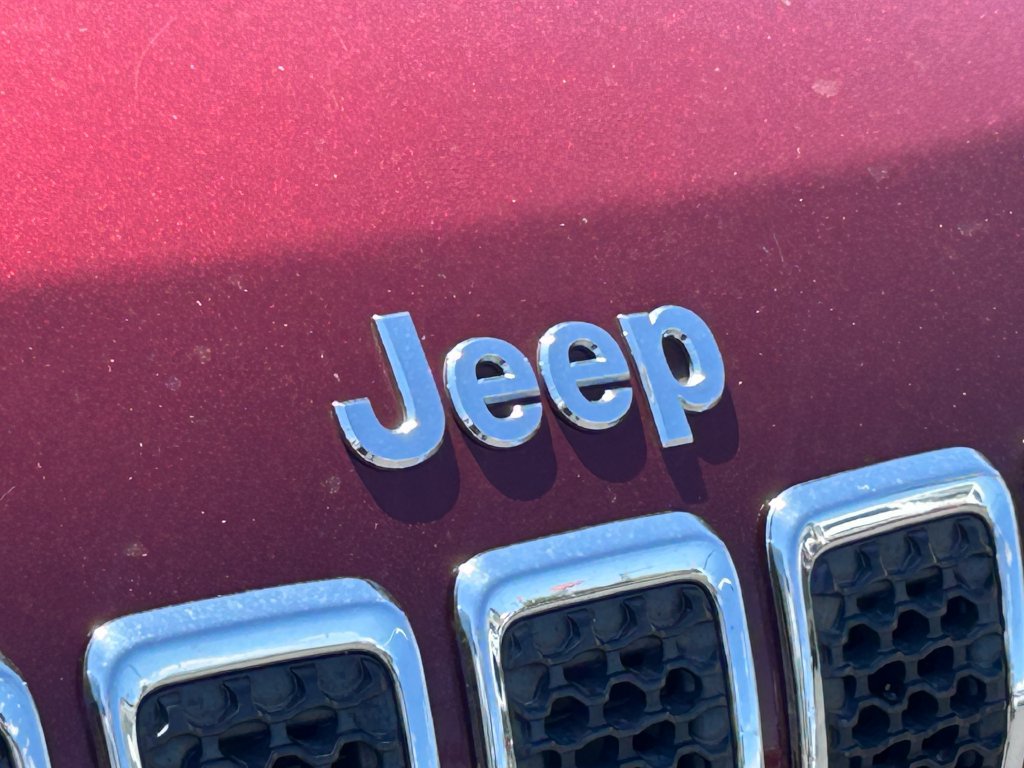 Used 2019 Jeep Cherokee Latitude Plus w/ Comfort/Convenience Group FWD image 11