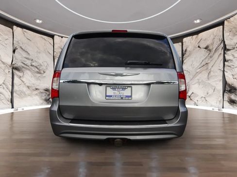 Used 2016 Chrysler Town & Country Touring w/ Driver Convenience Group FWD image 7