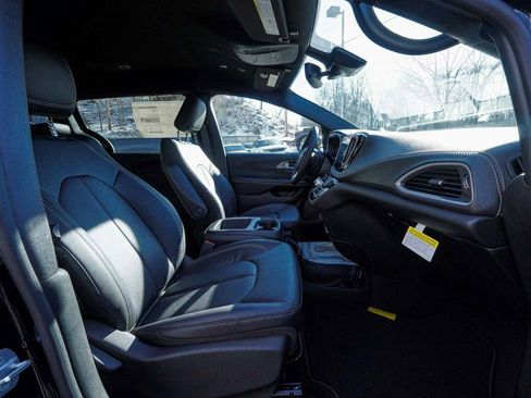 New 2026 Chrysler Pacifica Select image 38