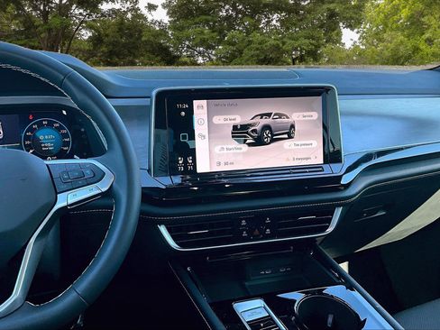 Used 2024 Volkswagen Atlas Cross Sport SE w/ Panoramic Sunroof Package image 9