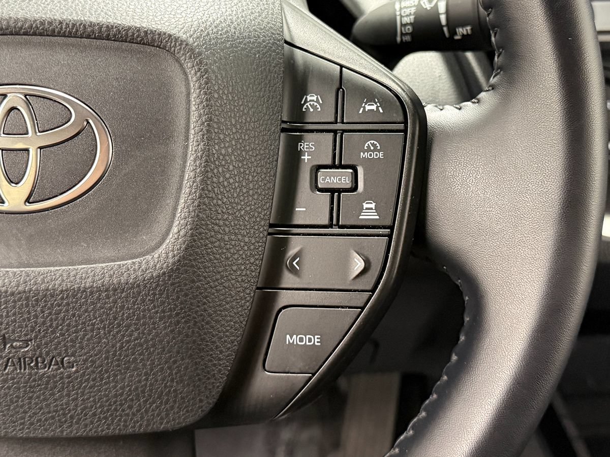 Used 2025 Toyota Prius LE FWD image 17