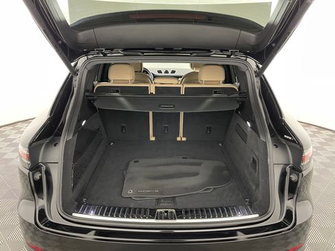 Used 2023 Porsche Cayenne Platinum Edition image 21