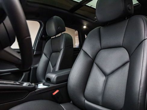 Used 2025 Porsche Macan image 37