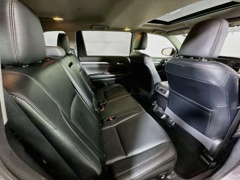Used 2015 Toyota Highlander XLE AWD/4WD image 29