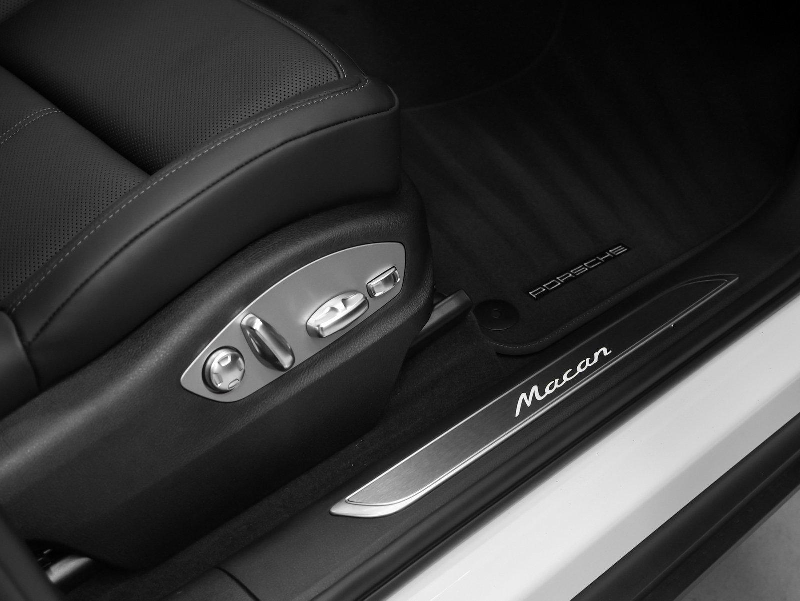 Certified 2026 Porsche Macan AWD/4WD image 21