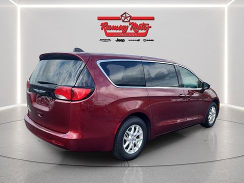 Used 2023 Chrysler Voyager LX FWD image 5