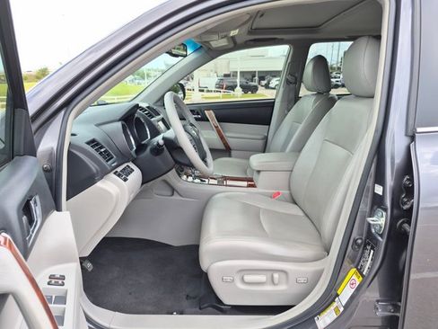Used 2012 Toyota Highlander Limited w/ Tow Pkg FWD image 17