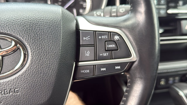 Used 2022 Toyota Highlander XLE AWD/4WD image 17