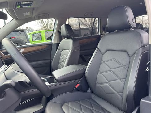 Used 2025 Volkswagen Atlas SE image 13