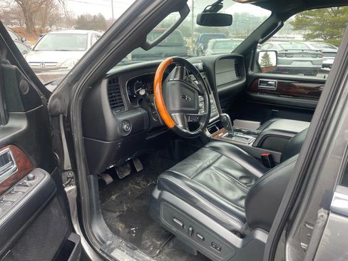 Used 2017 Lincoln Navigator Select image 15