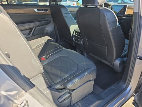 Used 2024 Volkswagen Atlas SE image 13