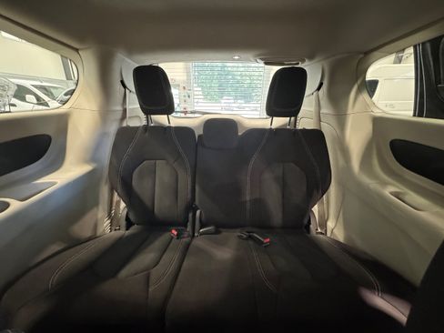 Used 2022 Chrysler Voyager LX FWD image 11