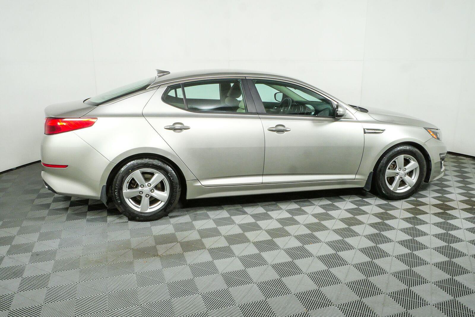 Used 2015 Kia Optima LX FWD image 2