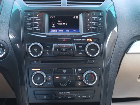 Used 2017 Ford Explorer XLT FWD image 17