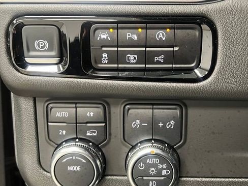 Used 2025 GMC Yukon XL Denali image 33