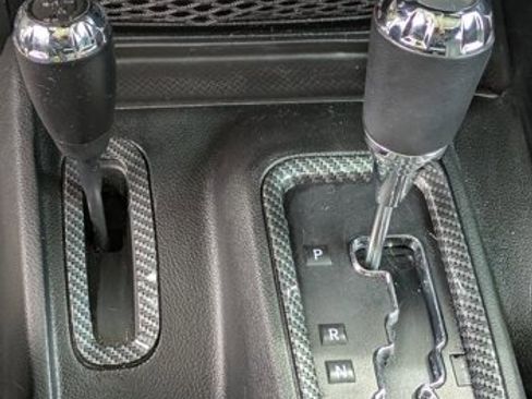 Used 2017 Jeep Wrangler Unlimited Sahara w/ Connectivity Group image 13