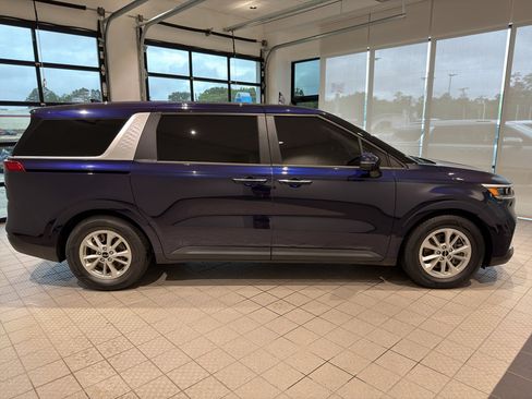 Used 2024 Kia Carnival LX FWD image 6