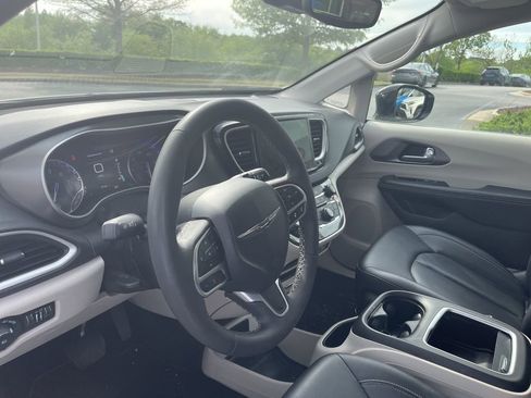 Used 2024 Chrysler Pacifica Touring-L image 8