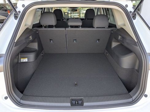 Certified 2025 Volkswagen Tiguan SE FWD image 18