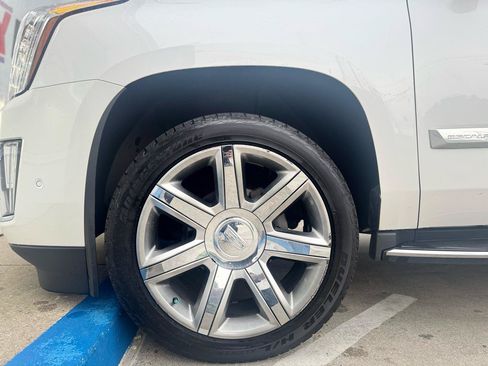 Used 2017 Cadillac Escalade Luxury AWD/4WD image 32