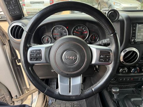 Used 2016 Jeep Wrangler Unlimited Rubicon AWD/4WD image 9