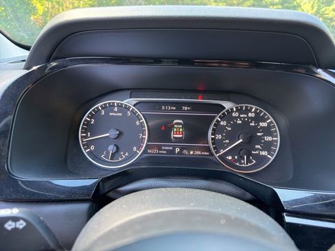 Used 2025 Nissan Pathfinder SV FWD image 11