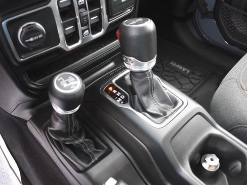 Used 2024 Jeep Wrangler Unlimited AWD/4WD image 27