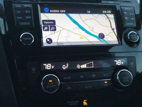 Used 2017 Nissan Rogue SL w/ SL Premium Package image 16