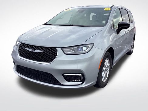 Used 2024 Chrysler Pacifica Touring-L image 5