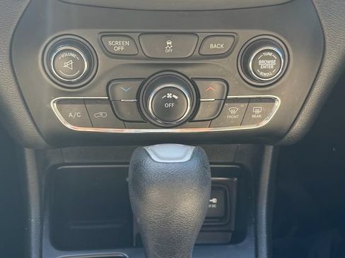 Used 2015 Jeep Cherokee Latitude FWD image 18