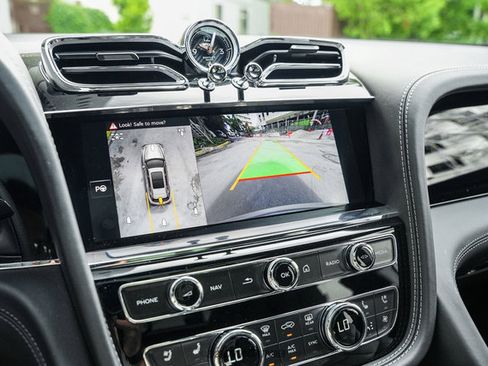 Used 2024 Bentley Bentayga Extended Wheelbase AWD/4WD image 27