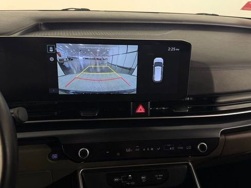 Used 2025 Kia Carnival FWD image 18