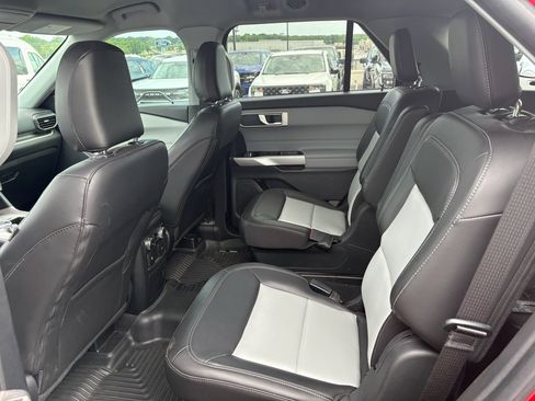 Used 2022 Ford Explorer XLT w/ Equipment Group 202A RWD image 12