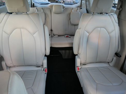 Used 2017 Chrysler Pacifica Touring-L image 13