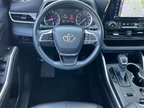 Used 2022 Toyota Highlander XLE FWD image 14