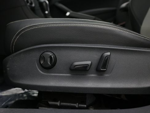 Used 2018 Volkswagen Passat 3.6 FWD image 18