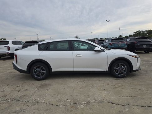 New 2025 Kia K4 LXS image 9