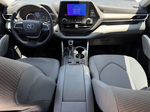 Used 2024 Toyota Highlander LE FWD image 11
