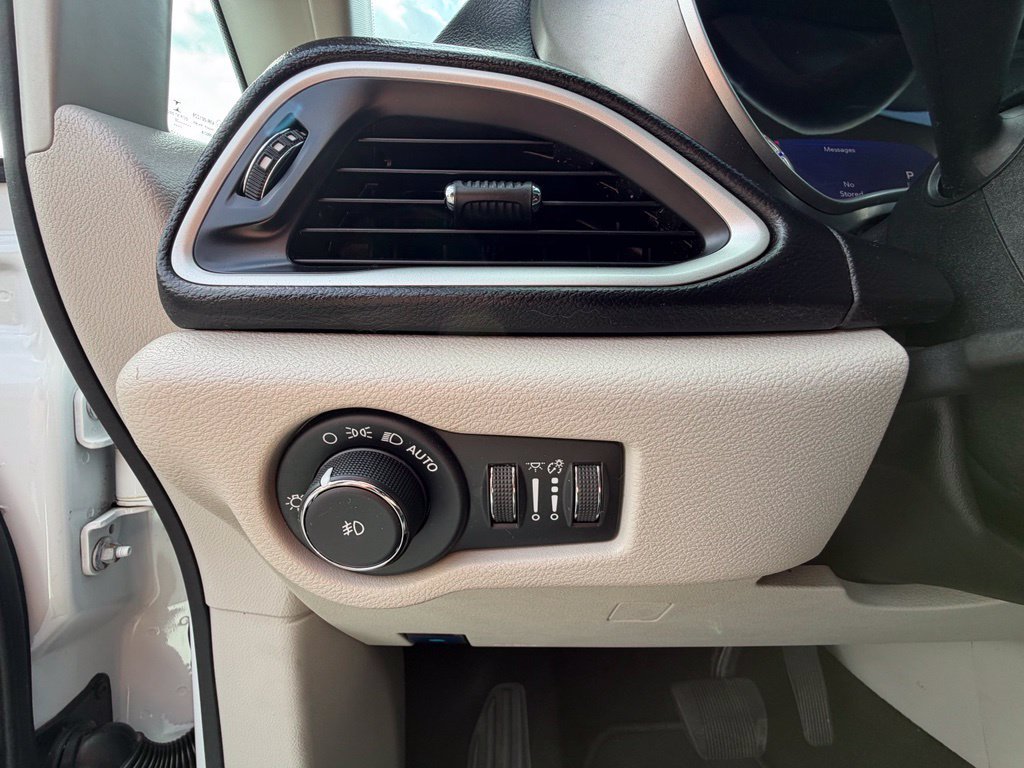 Used 2020 Chrysler Pacifica Touring-L w/ Advanced Safetytec Group FWD image 3