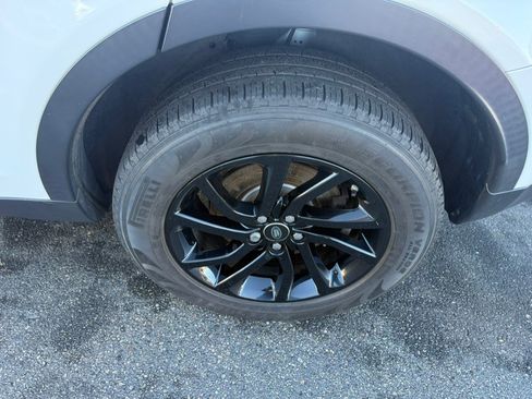 Used 2019 Land Rover Discovery Sport SE image 5