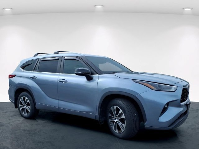 Used 2022 Toyota Highlander XLE AWD/4WD image 5