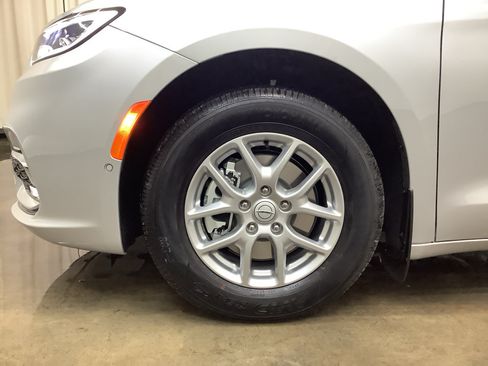 New 2026 Chrysler Pacifica Select FWD image 25