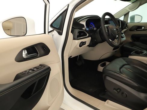 Used 2022 Chrysler Pacifica Touring-L w/ Uconnect Theater Family Group AWD/4WD image 14