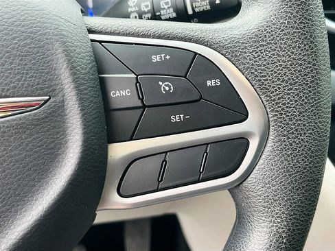 Used 2018 Chrysler Pacifica Touring Plus w/ Tire & Wheel Group FWD image 18