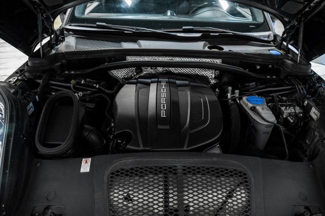 Used 2018 Porsche Macan AWD/4WD image 47