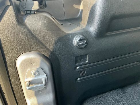Used 2018 Jeep Wrangler Unlimited Sahara image 30